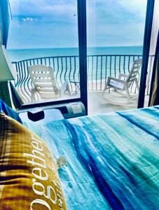 默特尔比奇Ocean Front 53 Steps的一间卧室配有一张床,享有海景