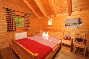 霍弗根Kaiser-Franz-Josef Hütten ZILF101的小木屋内一间卧室,配有一张床