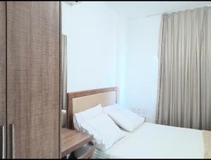 福塔莱萨VG欢乐公寓的卧室配有白色的床和窗户。
