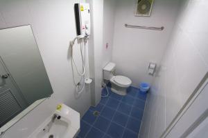 南芭堤雅步行街旅馆的带淋浴和卫生间的小浴室
