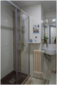 莱昂Luengo House的一间带玻璃淋浴和水槽的浴室