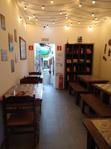 圣保罗Hospedaria da Mama的一间设有木桌和长凳的餐厅