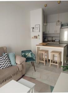 萨阿拉德洛斯阿图内斯Zaharaiso luz的带沙发的客厅和厨房