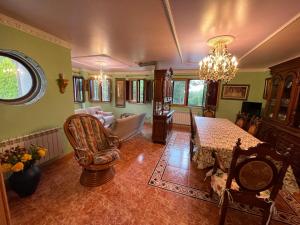 拉科鲁尼亚Impresionante casa con parcela en la naturaleza的客厅配有吊灯和桌子