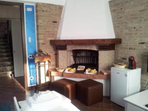 LegnaroB&B Il Centralino的厨房配有带炉灶的砖砌壁炉