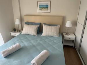ThorikónVilla Maxima Lavrio的一间卧室配有蓝色的床和2个白色枕头