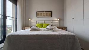 赫雷斯-德拉弗龙特拉Kiana Mirador Jerez con parking的一间卧室配有一张带绿色枕头的床。