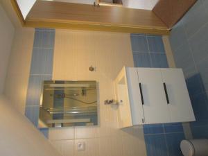 弗兰季谢克矿泉镇Villa Joanna的浴室配有白色橱柜和盥洗盆
