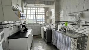 圣维森特岛Apartamento no topo da Ilha Porchat的一个带水槽和洗碗机的厨房