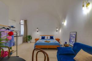 夏卡L'Antro di Dedalo的一间卧室配有一张床和一张沙发