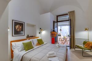 夏卡L'Antro di Dedalo的卧室设有一张白色大床和一扇窗户。