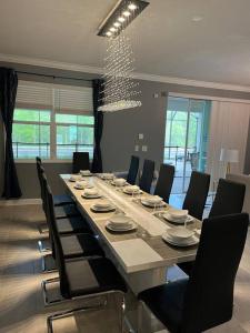 基西米Luxury 9BR Villa @ Storey Lake Resort Near Disney的大型会议室,配有长桌子和椅子