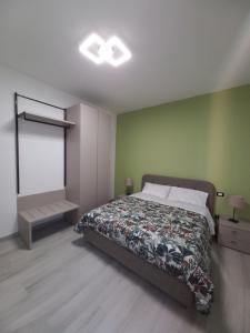 博洛尼亚L.ADY HOME的一间卧室设有一张床和绿色的墙壁