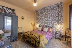 Fuente VaquerosCasa La nana de Lorca a 15 min de Granada的一间卧室设有一张床和一面墙