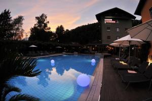 莱维科特尔梅佛罗里达酒店的酒店设有一个灯光大型游泳池