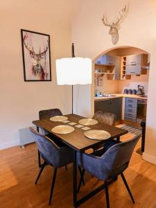 南特威奇Cosy Central Modern Apartment的厨房里配有餐桌和椅子