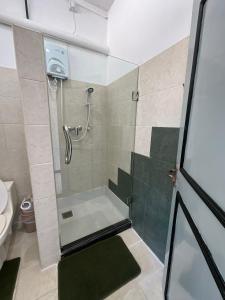 卡卢特勒Aprima Hotel的浴室里设有玻璃门淋浴