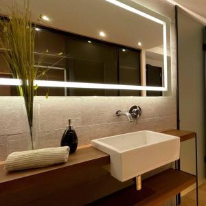蒙得维的亚Apartamento deluxe en Pocitos_Life Veintiseis Apartments的浴室设有白色水槽和镜子