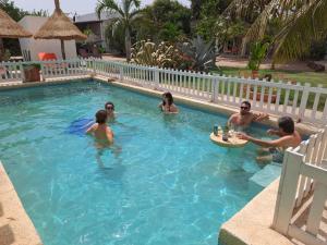 NianingChambre d'hôte les vacanciers的一群人在游泳池玩耍