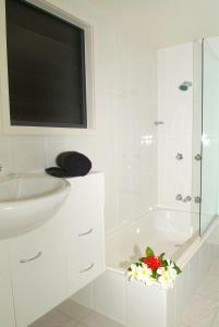 耐莉湾Canopy Chalet 4的白色的浴室设有水槽和浴缸。