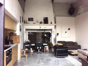 安特卫普Antwerp LOFT -ART and CHILL- Parking available的客厅配有沙发和桌子