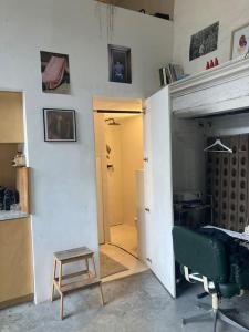 安特卫普Antwerp LOFT -ART and CHILL- Parking available的一间设有门和椅子的房间