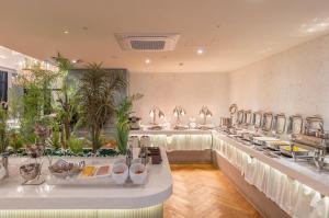 大邱大邱东城区二月酒店的一间提供自助餐的餐厅,展示着各种美食