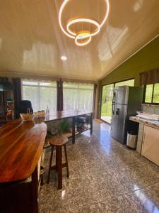 埃尔卡斯蒂约Ferreto`s House的厨房配有木桌和冰箱。