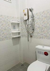 SuwannaphumPPN Garden Resort的带淋浴和卫生间的浴室