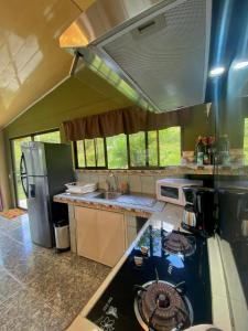 埃尔卡斯蒂约Ferreto`s House的厨房配有水槽和炉灶 顶部烤箱