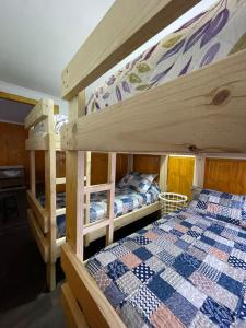 纳塔列斯港Casa en Puerto Natales的客房内的两张双层床