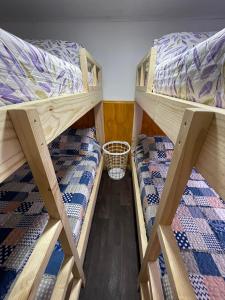 纳塔列斯港Casa en Puerto Natales的一间客房内配有两张双层床的房间