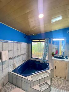 埃尔卡斯蒂约Ferreto`s House的浴室内设有大型蓝色浴缸。