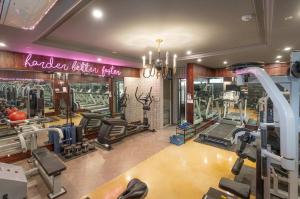 大邱大邱东城区二月酒店的健身房,配有跑步机和健身器材