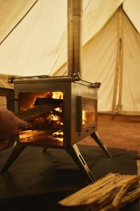 科尔斯湾Numie - Freycinet Peninsula - Glamping的帐篷内的火炉