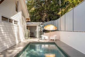 萨福克公园Blackbutt House - Luxe Family Retreat With Pool的一座房子后院的游泳池
