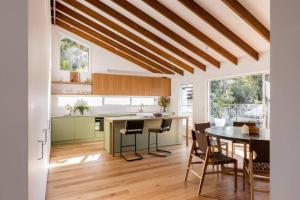 萨福克公园Blackbutt House - Luxe Family Retreat With Pool的厨房以及带桌椅的用餐室。