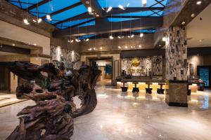 鱼池乡日月潭经典大饭店范特奇堡的大厅,房间中间有雕塑