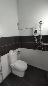 务边Gopeng Serumah Holiday House的一间带卫生间的浴室和墙上的一部电话