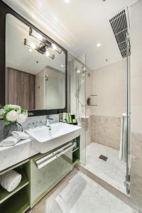 香港香港都会海逸酒店的一间带水槽和淋浴的浴室