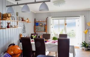 UtåkerLovely Home In Utker With Wifi的一间带桌椅的用餐室