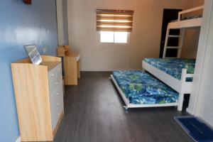 DingalanPuffer Isle Resort的宿舍间设有两张双层床和梳妆台。