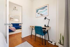 悉尼Beach-side North Bondi的配有书桌和蓝椅的家庭办公室