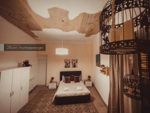 巴勒莫CITRUS LUXURY APARTMENT - holiday apartment with up to 3 bedrooms in palermo center的一间卧室配有一张床和一个吊灯