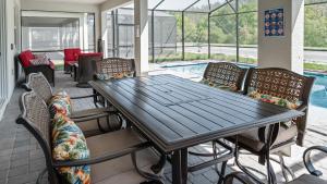 基西米Luxury 9BR Villa @ Storey Lake Resort Near Disney的一个带桌椅的庭院和一个游泳池