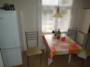 AizputeHoliday Home on Liepajas Street的厨房配有桌椅和窗户。