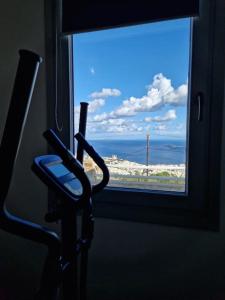 阿诺锡罗斯Κατοικία Uppolis με θέα τα νησιά的透过火车窗户可欣赏到海景