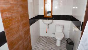 珀尼达岛La Nusa Penida Homestay的一间带卫生间和水槽的浴室