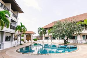乌隆他尼President Hotel Udonthani的游泳池的图片