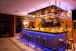 乌隆他尼President Hotel Udonthani的餐厅内带蓝色酒吧凳的酒吧